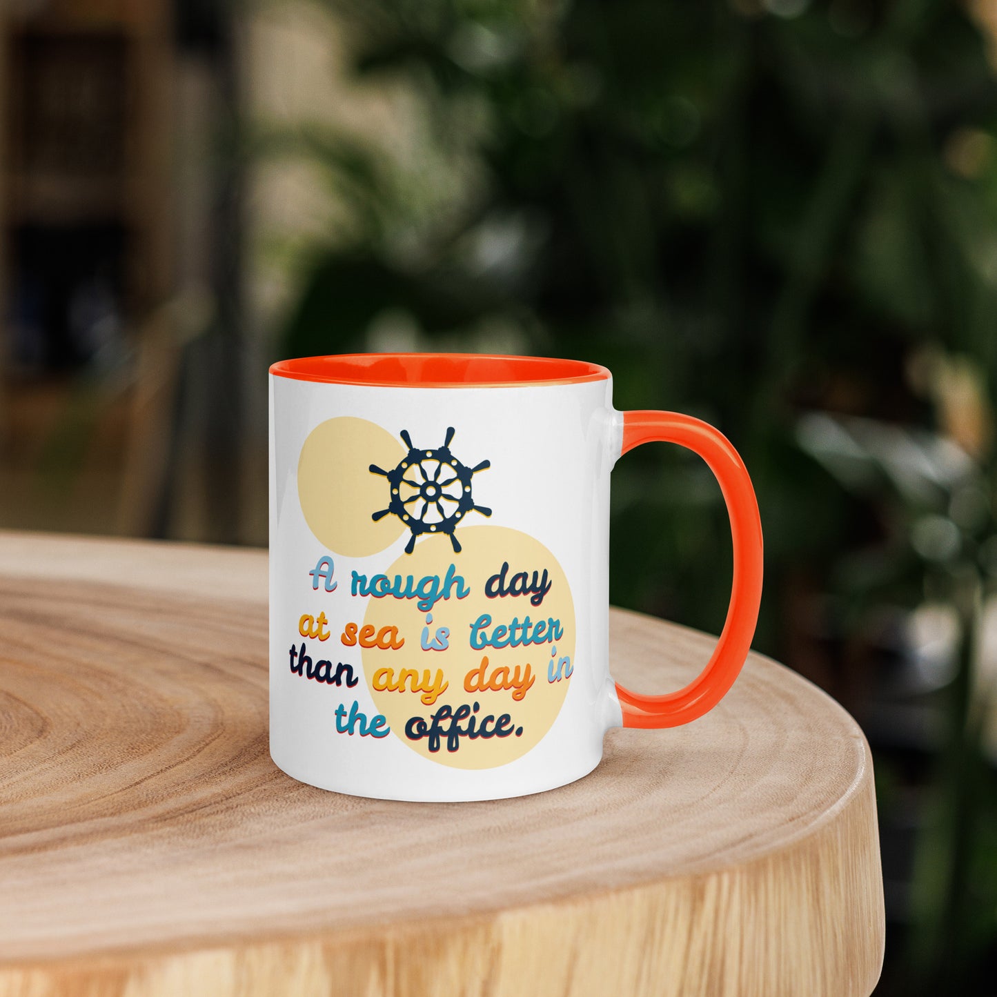 Escapada a la costa: taza de café entre la oficina y el mar