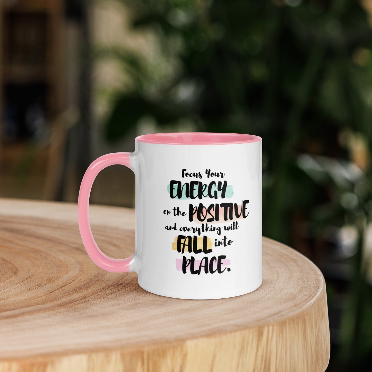 Taza de café inspiradora con flujo de energía positiva