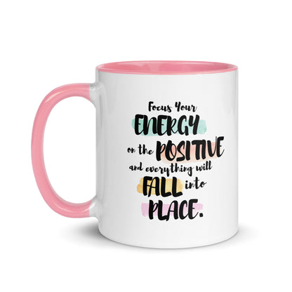 Taza de café inspiradora con flujo de energía positiva