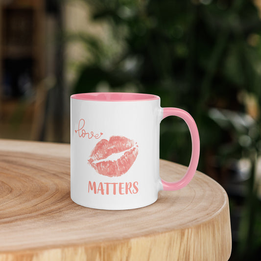 Taza de café con el dulce beso del amor