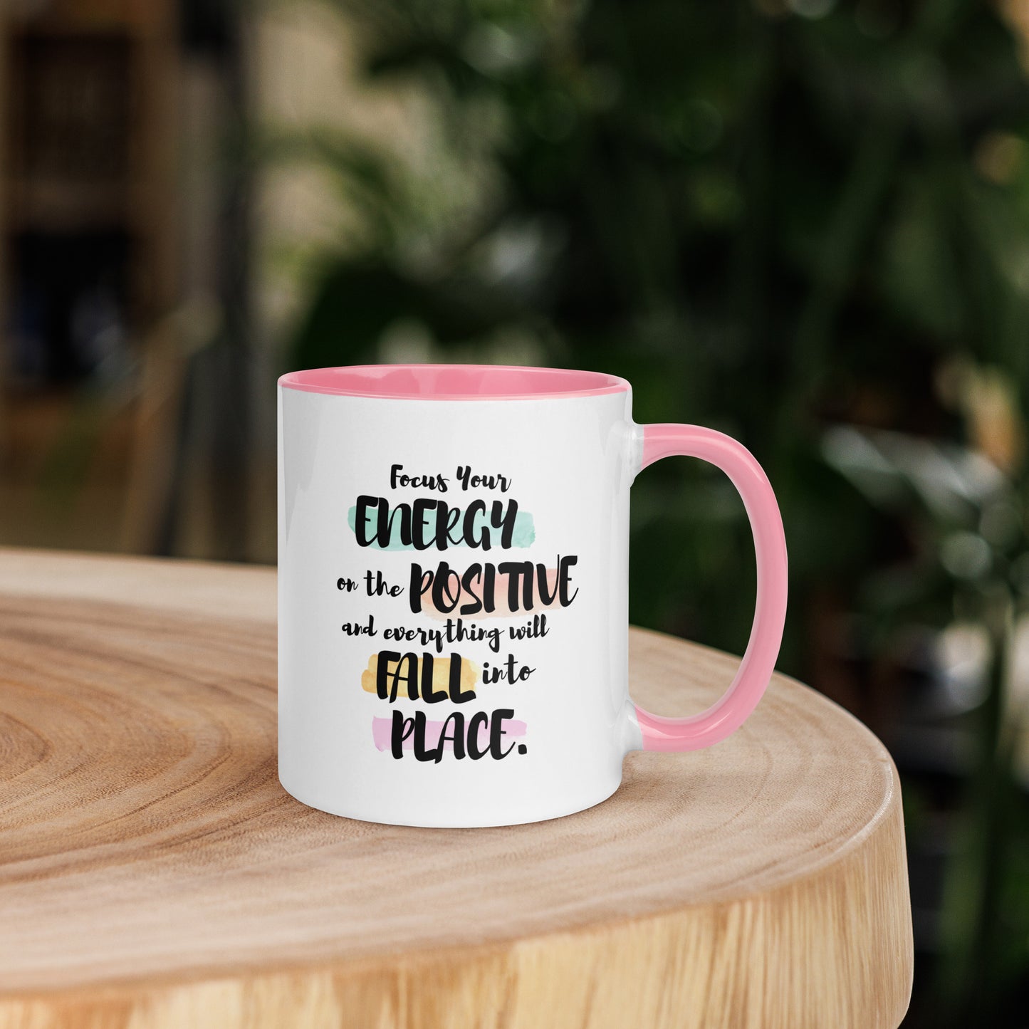 Taza de café inspiradora con flujo de energía positiva