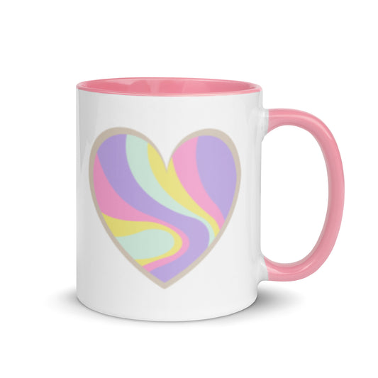 Taza de café colorida con corazón en llamas