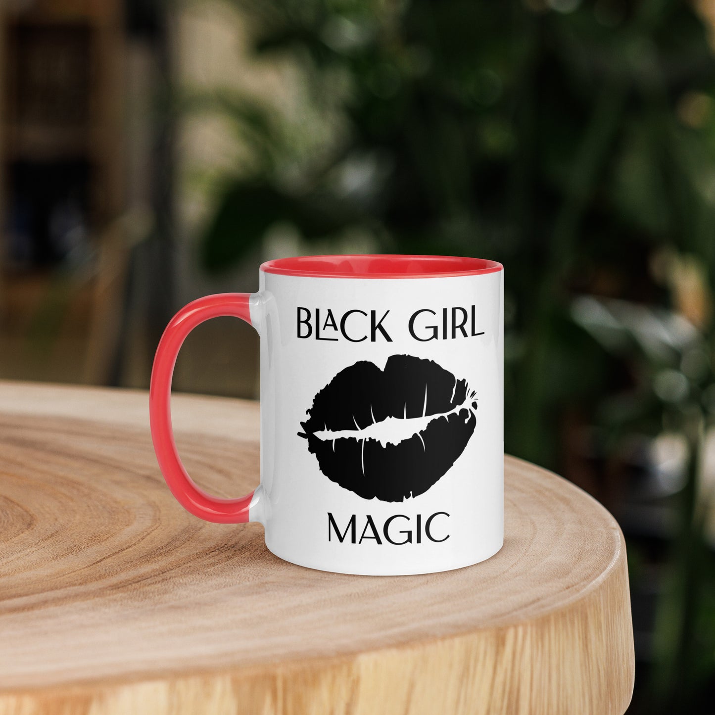 Taza de café con beso mágico de chica negra