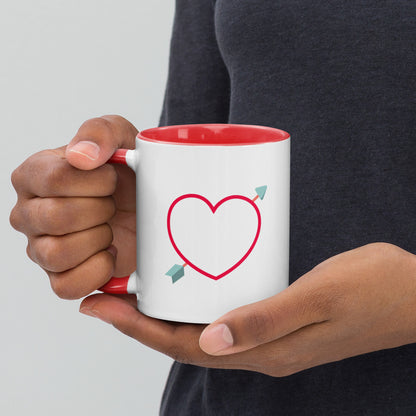 Taza de café con corazón en forma de flecha