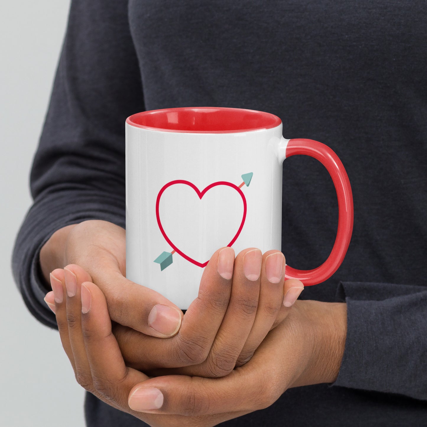 Taza de café con corazón en forma de flecha