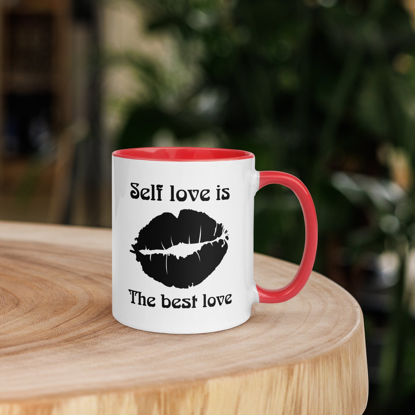 Taza de café con beso de amor propio y empoderamiento