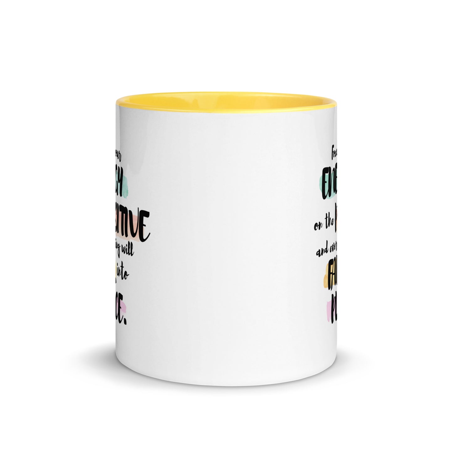 Taza de café inspiradora con flujo de energía positiva