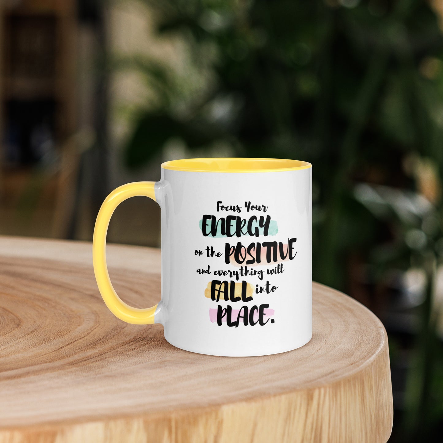 Taza de café inspiradora con flujo de energía positiva