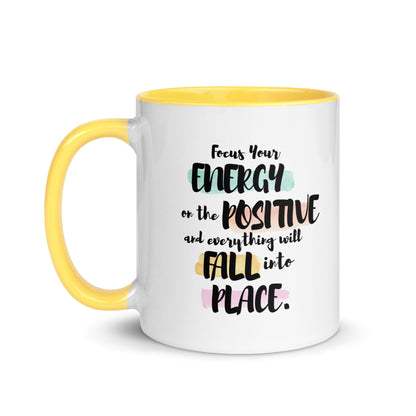 Taza de café inspiradora con flujo de energía positiva