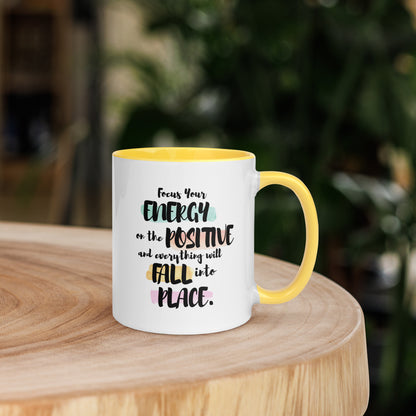 Taza de café inspiradora con flujo de energía positiva