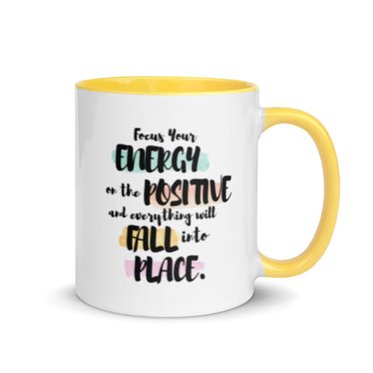 Taza de café inspiradora con flujo de energía positiva