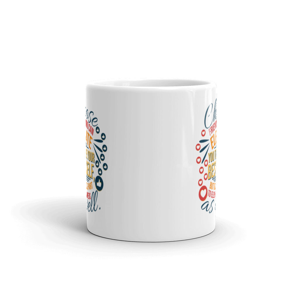 Taza de café que eleva y anima la amistad