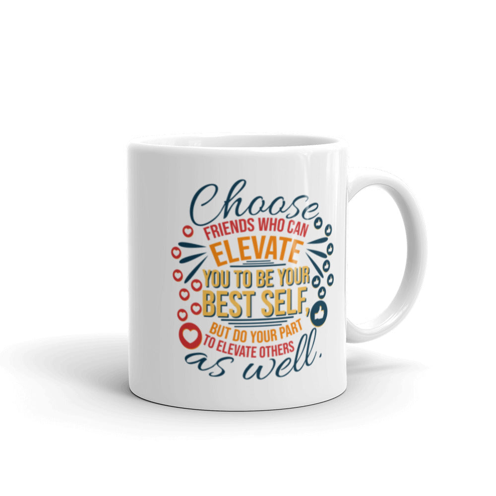 Taza de café que eleva y anima la amistad